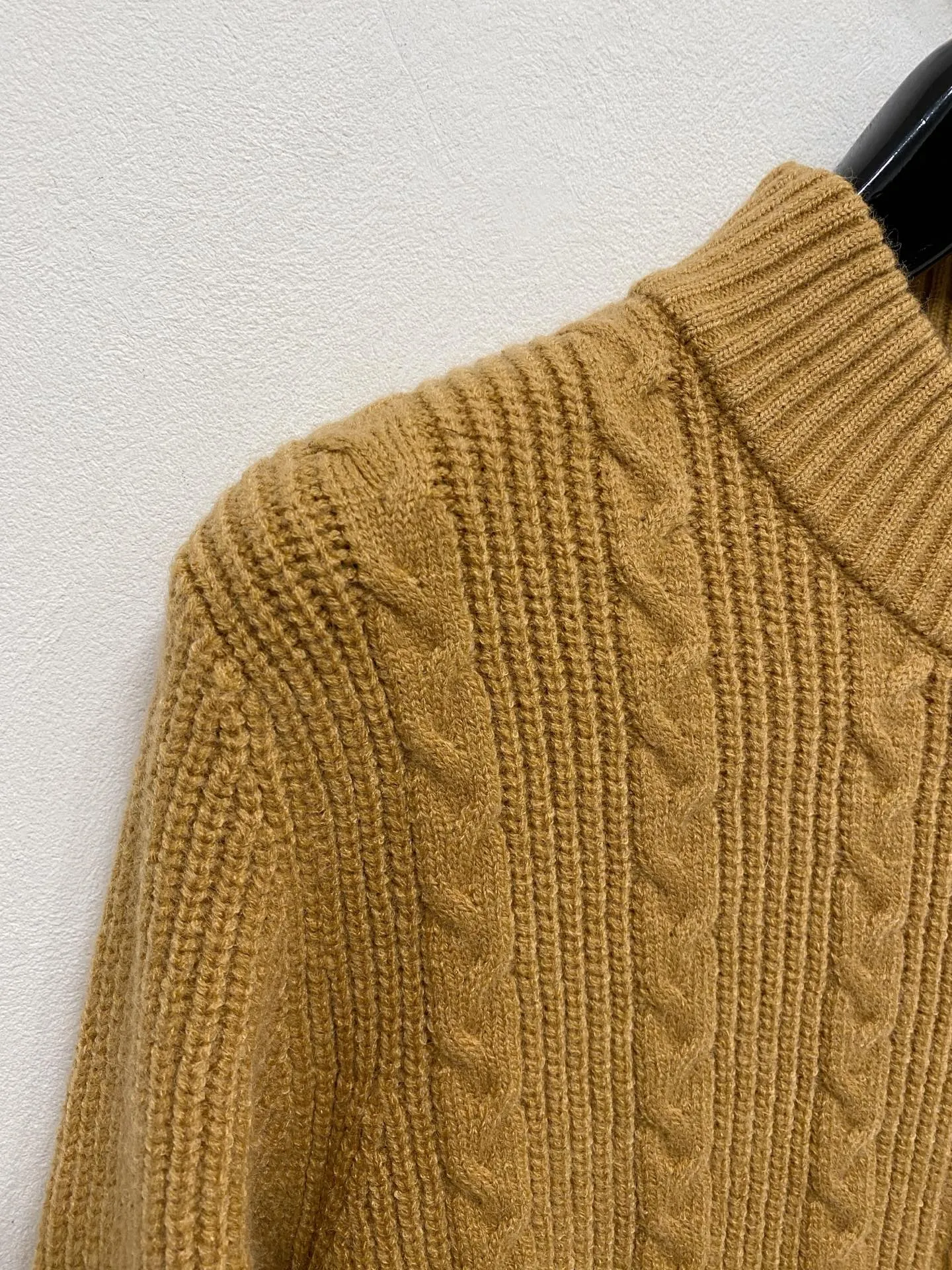 🅿️540 LV autumn and winter classic cardigan sweater, in full condition! ! ! Wool blended fabric, the latest model in 2025, golden ratio! ! Slim-fitting soft gold, versatile and practical item, the combination and practicality are extremely powerful, simple and elegant, and classy! To create your own style, it is highly recommended to buy it in two colors. The standard slim fit tailoring process is suitable for both young and old men. It is knitted from wool and will not cause any discomfort! While keeping warm, it is stylish, textured and wearable, and the classic logo with contrasting colors on the chest feels in place! ! Recommended for regular customers! ! Size M-3XL (maximum wear: 190 pounds)